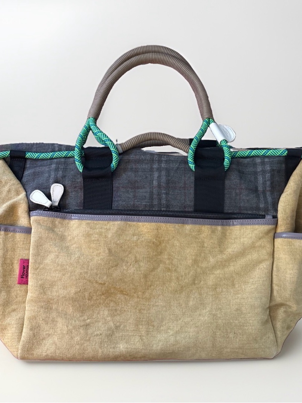 NWT Flower Mountain Weekend Bag in Beige - Picture 8 of 10